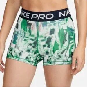 Nike Pro 365 3” mid rise all over print shorts size Medium